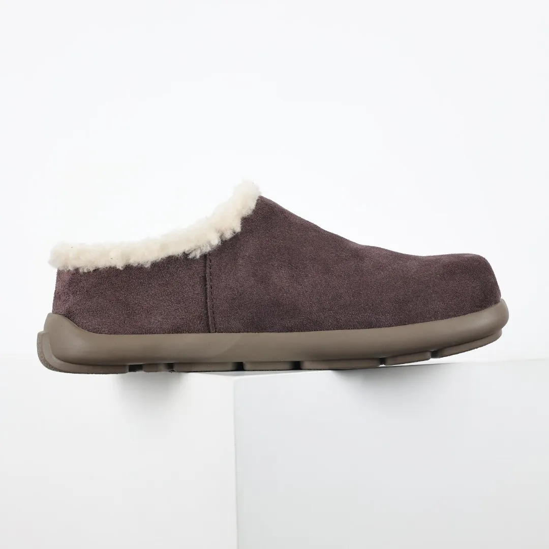 Pick up locally💰560 Core recommendation Good price Independently developed original outsole and cashmere insole to keep you warm in winter and suitable for home use. In the new year, uug launched a style series, which is partially geared towards the preferences of young consumers and has also moved to the forefront of fashion trends. Shoe body material Water-repellent coated suede upper 17 mm UGGPURE™ implanted wool insole Lightweight non-slip comfortable rubber outsole With brand LOGO trademark Comes with a full set of packaging Size: 35 36 37 38 39 40 41 42 43 44